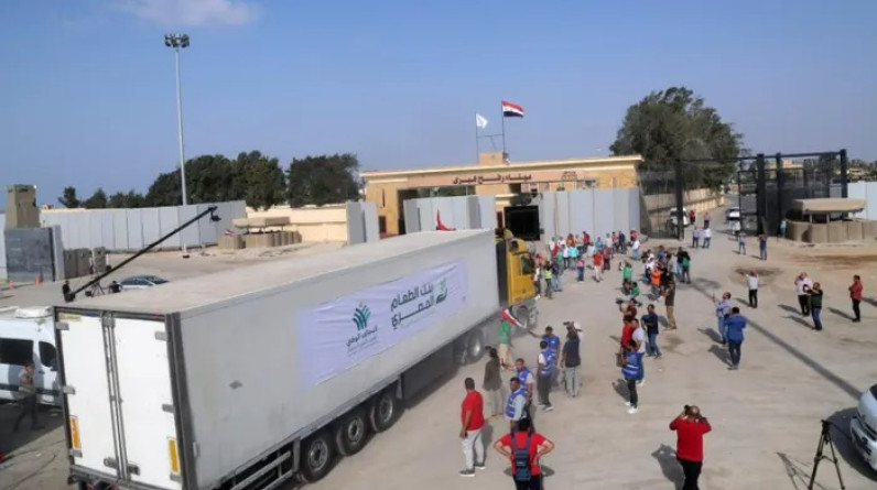 الهلال الأحمر الفلسطيني: 185 شاحنة مساعدات دخلت غزة عبر معبري رفح وكرم أبو سالم